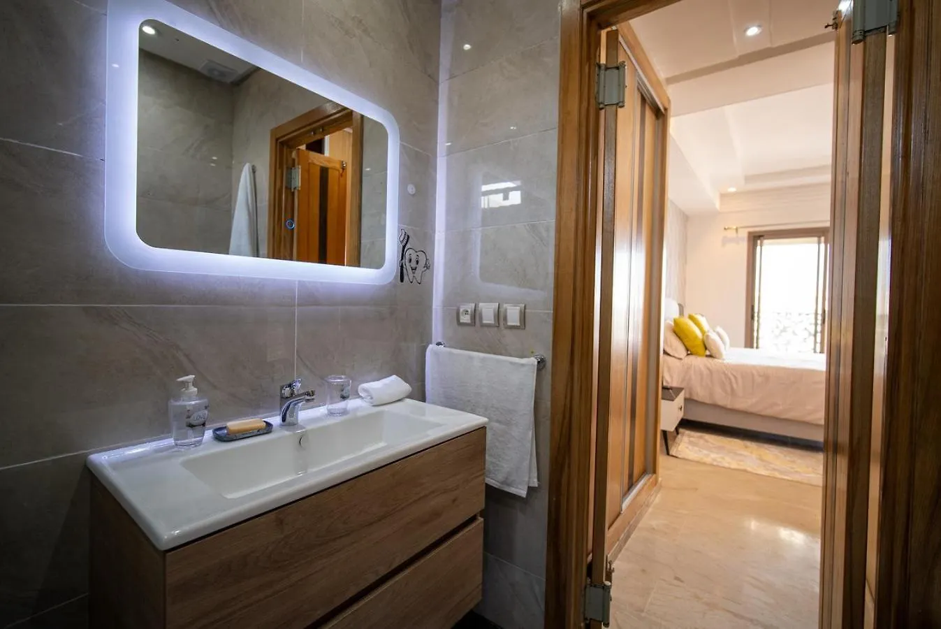Welcome To Casa Luxe 3 King Beds Near Cfc & Tram Kazablanka Daire